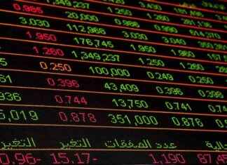 Bitcoin (BTC) struggles, Gold eyes weekly gain amidst job data. bitcoin-btc-struggles-gold-eyes-weekly-gain-amidst-job-data